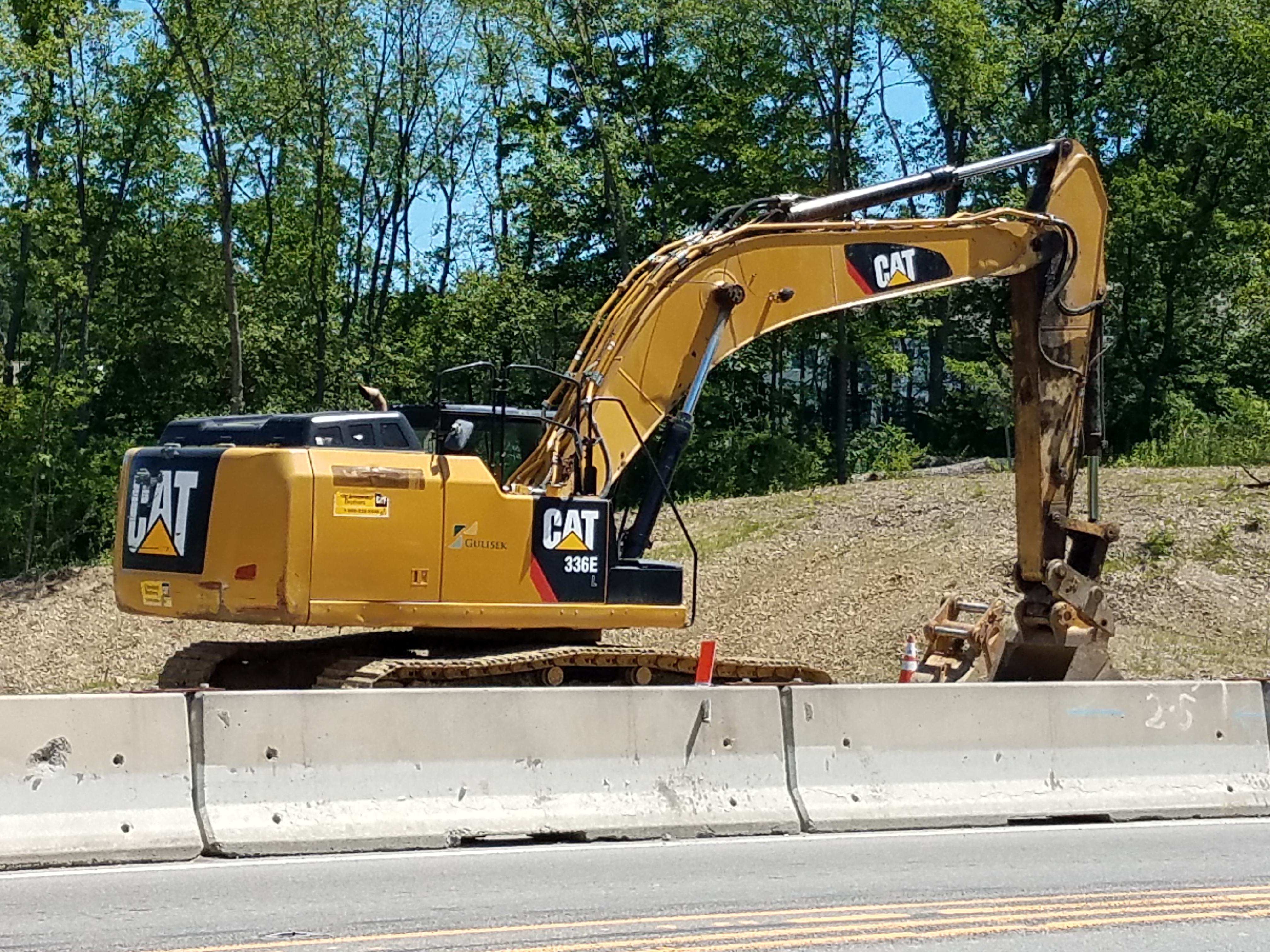 Picture of excavator doing construction 